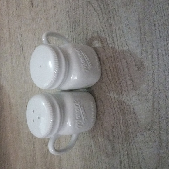 Set of Mason jar salt and pepper shakers. - Picture 4 of 4